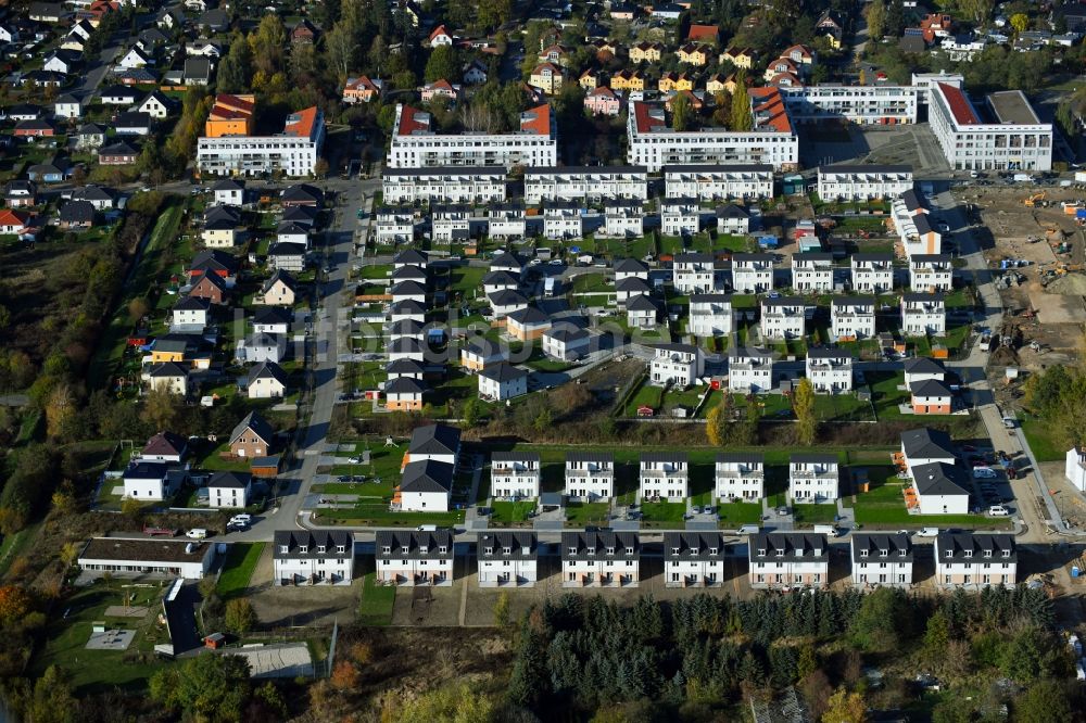 Bernau von oben - Baustelle zum Neubau einer Mehrfamilienhaus-Wohnanlage Friedenstaler Gärten im Ortsteil Friedenstal in Bernau im Bundesland Brandenburg, Deutschland