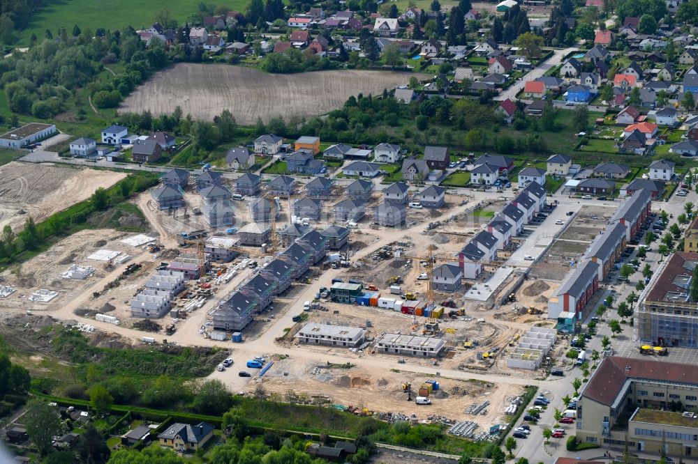 Bernau aus der Vogelperspektive: Baustelle zum Neubau einer Mehrfamilienhaus-Wohnanlage Friedenstaler Gärten an der Spreeallee - Havelstraße im Ortsteil Friedenstal in Bernau im Bundesland Brandenburg, Deutschland