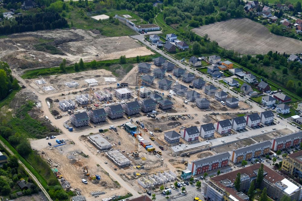 Luftaufnahme Bernau - Baustelle zum Neubau einer Mehrfamilienhaus-Wohnanlage Friedenstaler Gärten an der Spreeallee - Havelstraße im Ortsteil Friedenstal in Bernau im Bundesland Brandenburg, Deutschland