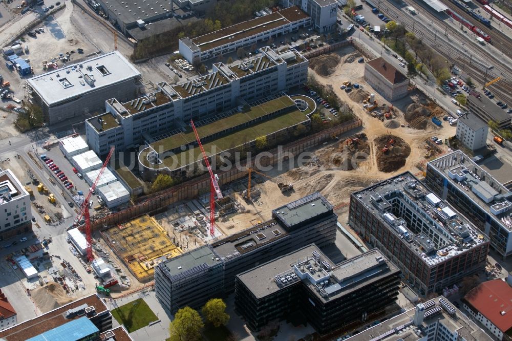 München von oben - Baustelle zum Neubau einer Mehrfamilienhaus-Wohnanlage an der Friedenstraße - Mühldorfstraße im Ortsteil Berg am Laim in München im Bundesland Bayern, Deutschland