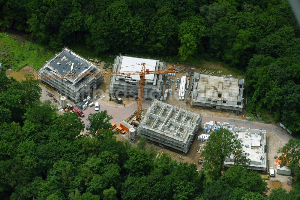 Luftaufnahme Schwarzenbek - Baustelle zum Neubau einer Mehrfamilienhaus-Wohnanlage der Friedrich Schütt + Sohn Baugesellschaft mbH & Co. KG am Sachsenwald in Schwarzenbek im Bundesland Schleswig-Holstein, Deutschland