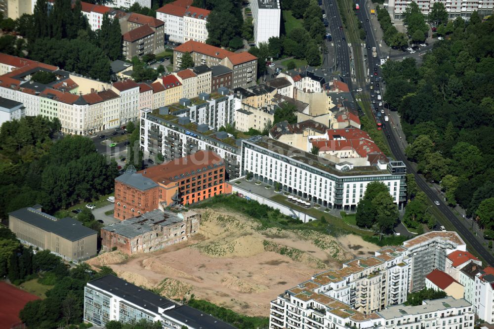 Berlin aus der Vogelperspektive: Baustelle zum Neubau einer Mehrfamilienhaus-Wohnanlage Friedrichshain-Höfe im Ortsteil Friedrichshain in Berlin, Deutschland