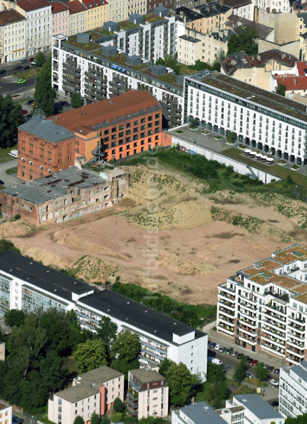 Luftbild Berlin - Baustelle zum Neubau einer Mehrfamilienhaus-Wohnanlage Friedrichshain-Höfe im Ortsteil Friedrichshain in Berlin, Deutschland