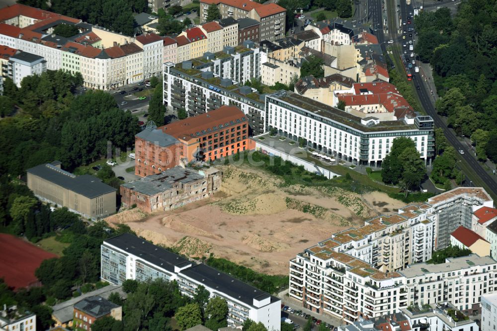 Luftaufnahme Berlin - Baustelle zum Neubau einer Mehrfamilienhaus-Wohnanlage Friedrichshain-Höfe im Ortsteil Friedrichshain in Berlin, Deutschland