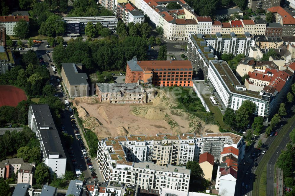 Luftbild Berlin - Baustelle zum Neubau einer Mehrfamilienhaus-Wohnanlage Friedrichshain-Höfe im Ortsteil Friedrichshain in Berlin, Deutschland