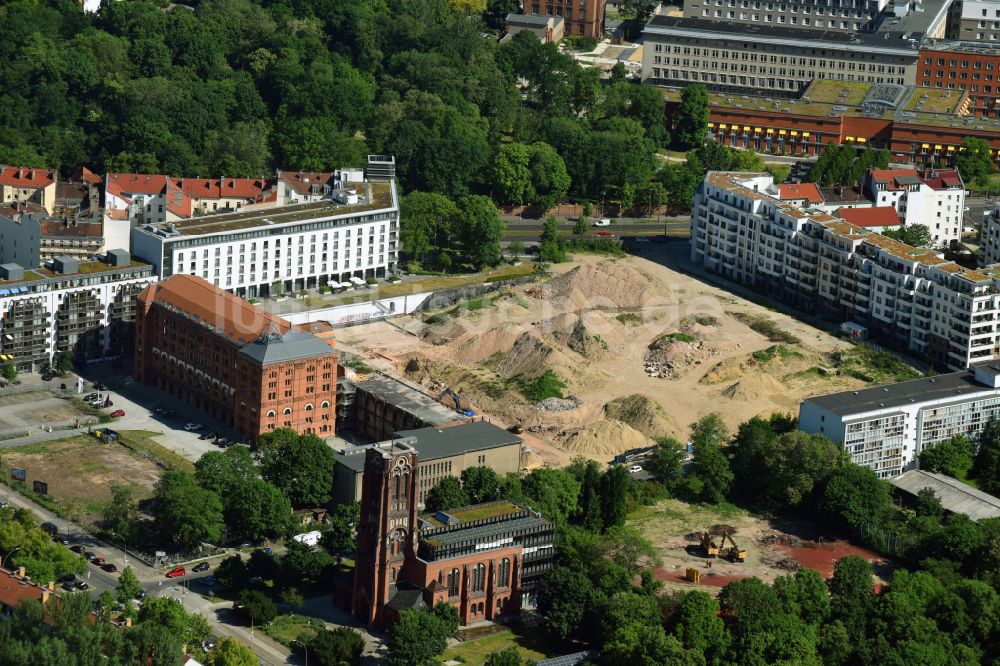 Berlin von oben - Baustelle zum Neubau einer Mehrfamilienhaus-Wohnanlage Friedrichshain-Höfe im Ortsteil Friedrichshain in Berlin, Deutschland