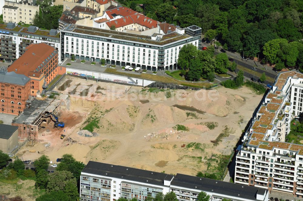 Berlin aus der Vogelperspektive: Baustelle zum Neubau einer Mehrfamilienhaus-Wohnanlage Friedrichshain-Höfe im Ortsteil Friedrichshain in Berlin, Deutschland