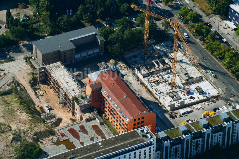 Luftbild Berlin - Baustelle zum Neubau einer Mehrfamilienhaus-Wohnanlage Friedrichshain-Höfe im Ortsteil Friedrichshain in Berlin, Deutschland