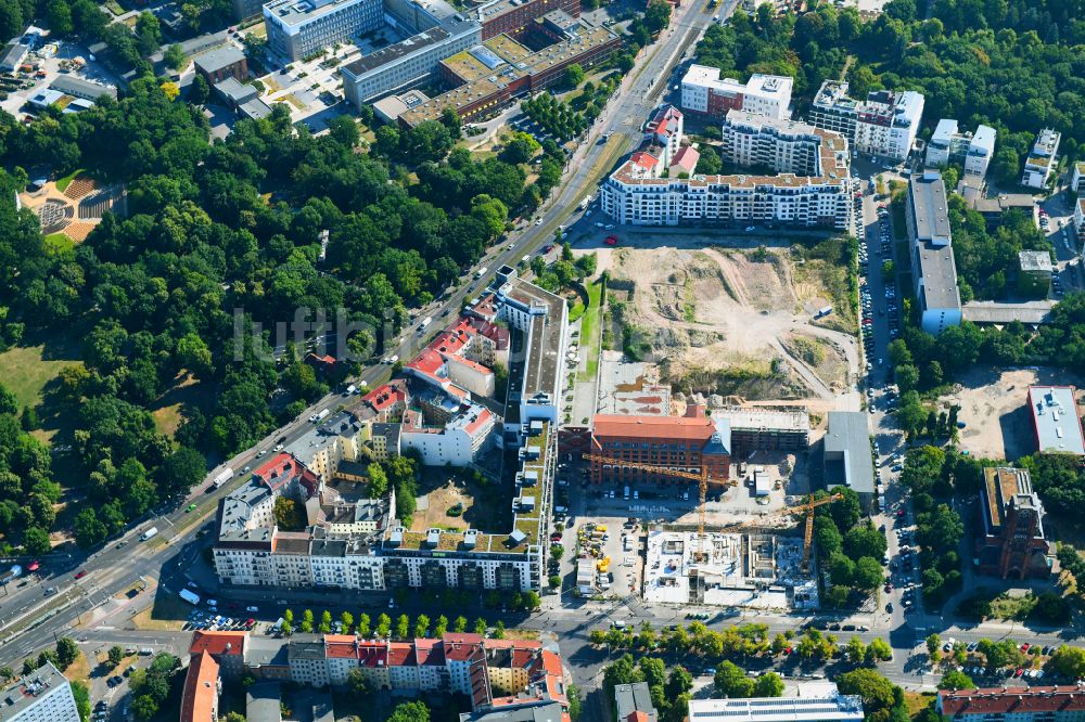 Luftbild Berlin - Baustelle zum Neubau einer Mehrfamilienhaus-Wohnanlage Friedrichshain-Höfe im Ortsteil Friedrichshain in Berlin, Deutschland