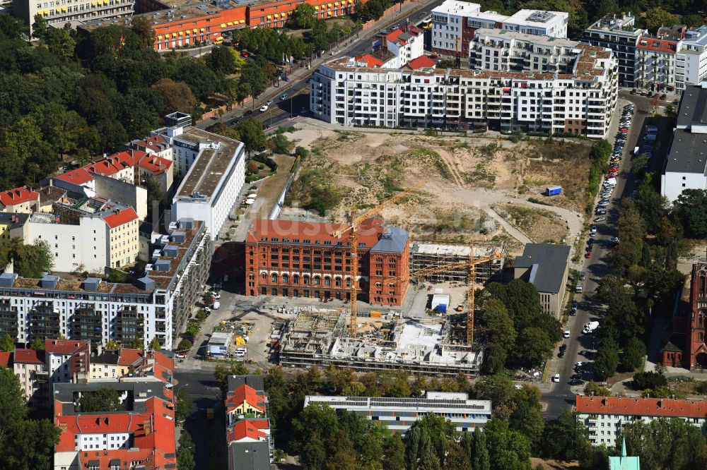 Berlin von oben - Baustelle zum Neubau einer Mehrfamilienhaus-Wohnanlage Friedrichshain-Höfe im Ortsteil Friedrichshain in Berlin, Deutschland