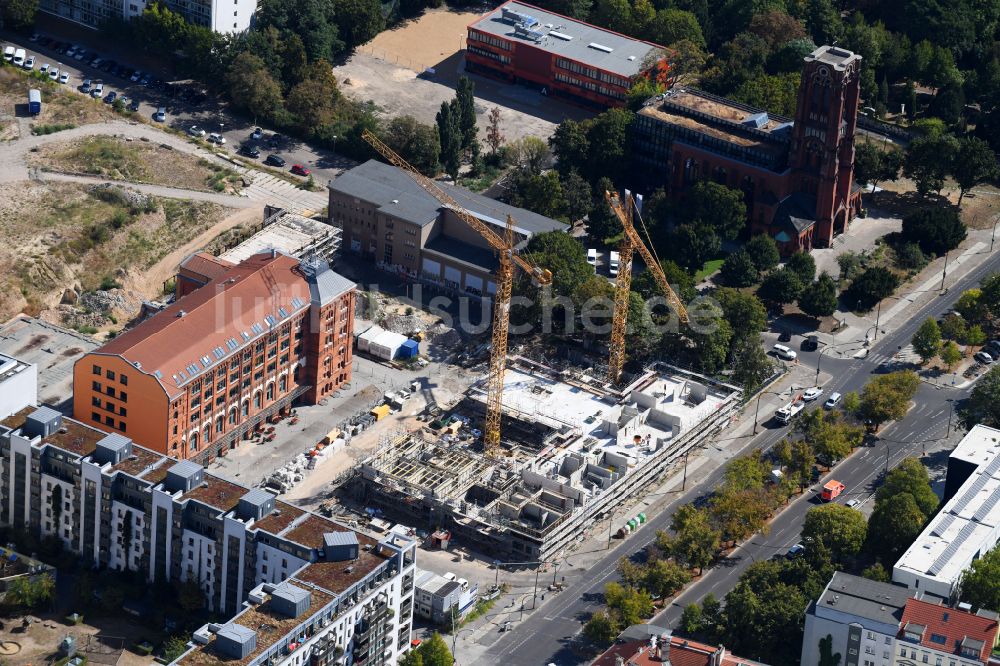 Berlin von oben - Baustelle zum Neubau einer Mehrfamilienhaus-Wohnanlage Friedrichshain-Höfe im Ortsteil Friedrichshain in Berlin, Deutschland