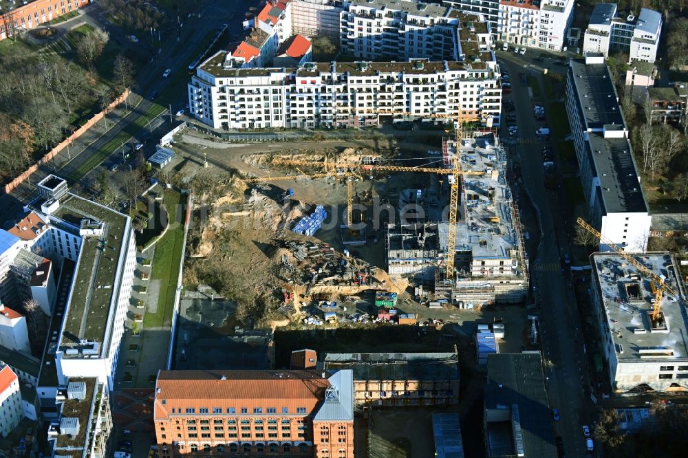 Luftbild Berlin - Baustelle zum Neubau einer Mehrfamilienhaus-Wohnanlage Friedrichshain-Höfe im Ortsteil Friedrichshain in Berlin, Deutschland