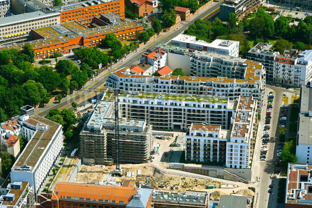 Berlin von oben - Baustelle zum Neubau einer Mehrfamilienhaus-Wohnanlage Friedrichshain-Höfe im Ortsteil Friedrichshain in Berlin, Deutschland