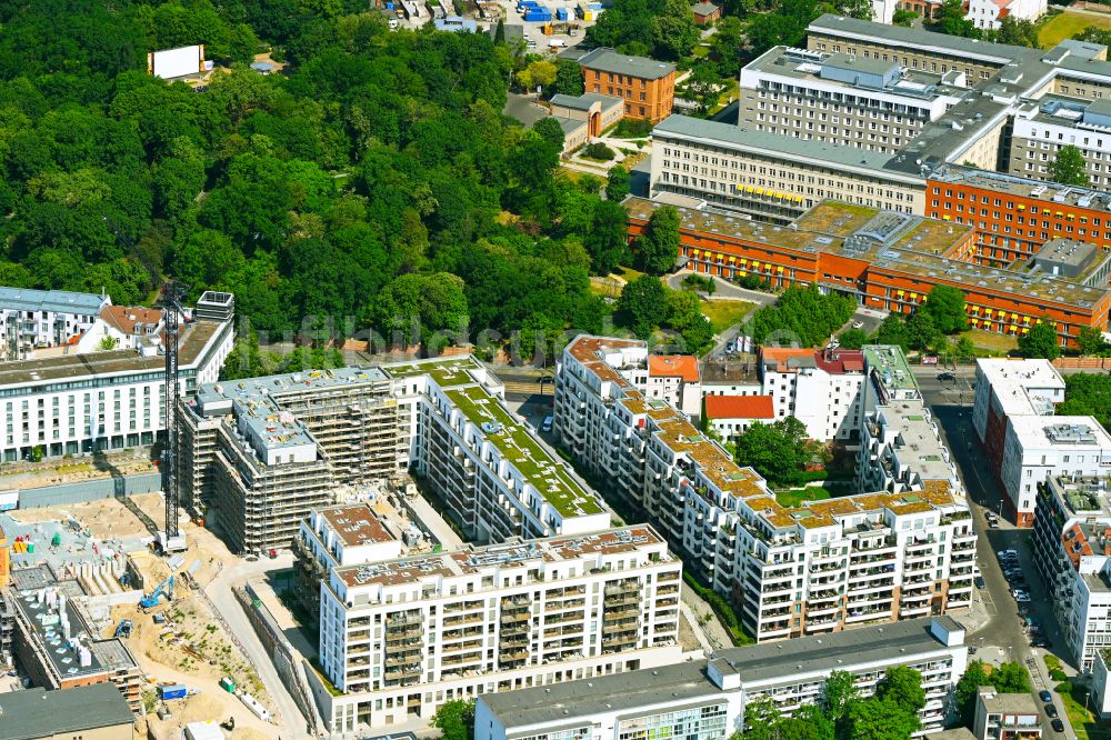 Luftaufnahme Berlin - Baustelle zum Neubau einer Mehrfamilienhaus-Wohnanlage Friedrichshain-Höfe im Ortsteil Friedrichshain in Berlin, Deutschland