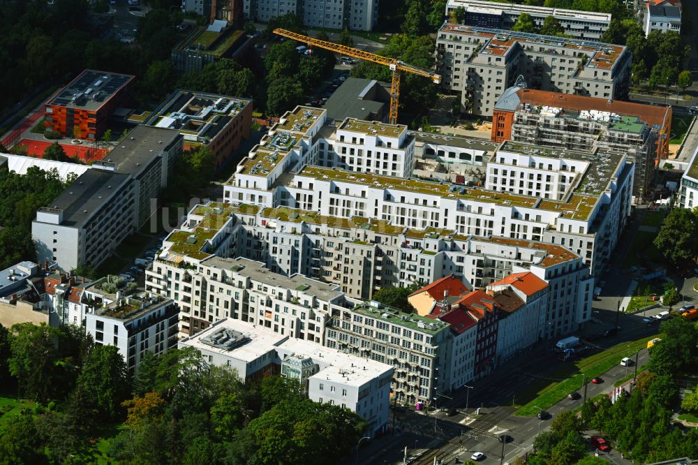 Berlin aus der Vogelperspektive: Baustelle zum Neubau einer Mehrfamilienhaus-Wohnanlage Friedrichshain-Höfe im Ortsteil Friedrichshain in Berlin, Deutschland