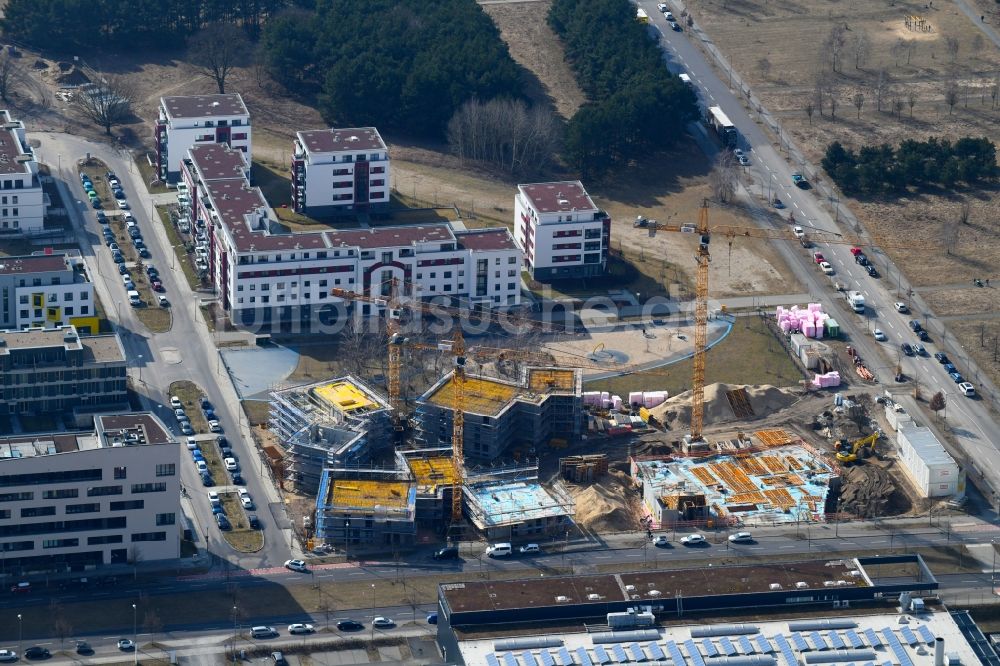 Berlin von oben - Baustelle zum Neubau einer Mehrfamilienhaus-Wohnanlage „ Future Living Homes “ im Ortsteil Adlershof - Johannestal in Berlin, Deutschland