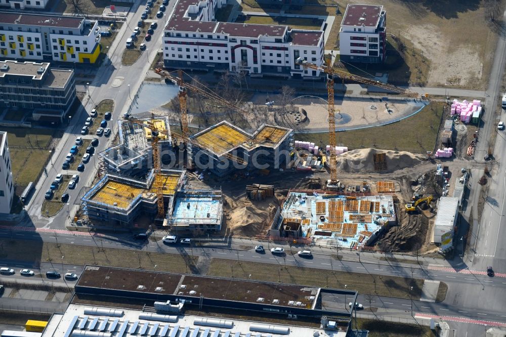 Luftbild Berlin - Baustelle zum Neubau einer Mehrfamilienhaus-Wohnanlage „ Future Living Homes “ im Ortsteil Adlershof - Johannestal in Berlin, Deutschland