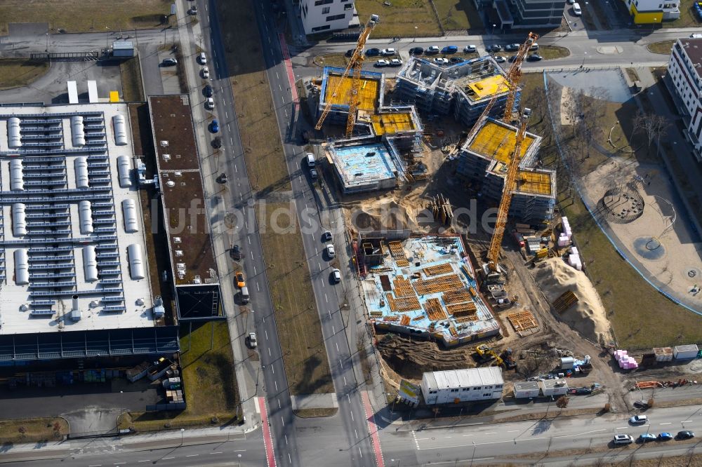 Luftaufnahme Berlin - Baustelle zum Neubau einer Mehrfamilienhaus-Wohnanlage „ Future Living Homes “ im Ortsteil Adlershof - Johannestal in Berlin, Deutschland