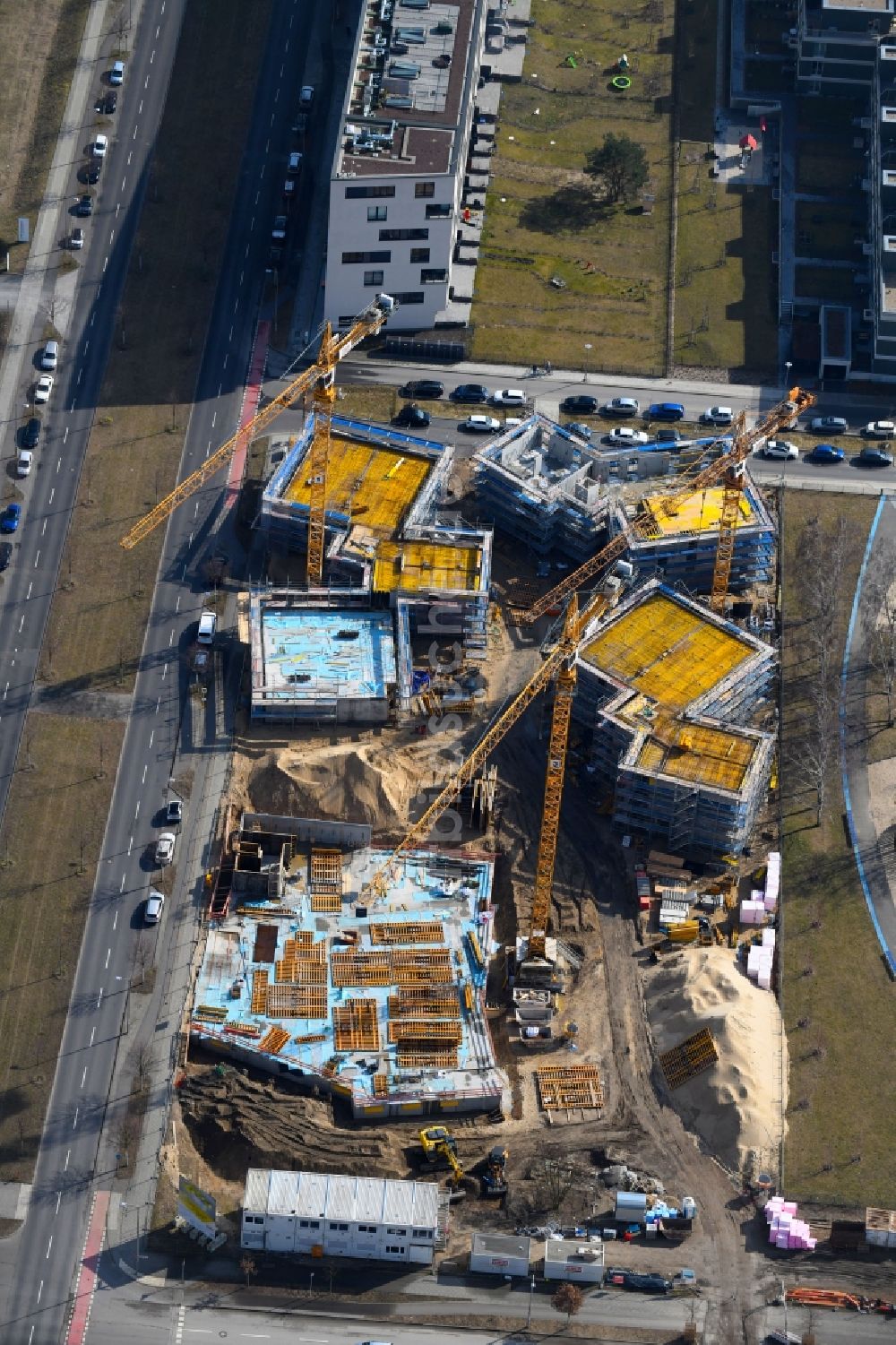 Berlin aus der Vogelperspektive: Baustelle zum Neubau einer Mehrfamilienhaus-Wohnanlage „ Future Living Homes “ im Ortsteil Adlershof - Johannestal in Berlin, Deutschland