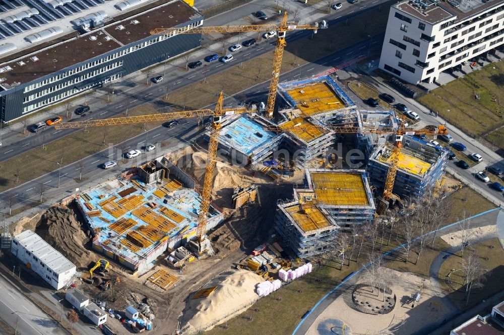 Berlin von oben - Baustelle zum Neubau einer Mehrfamilienhaus-Wohnanlage „ Future Living Homes “ im Ortsteil Adlershof - Johannestal in Berlin, Deutschland