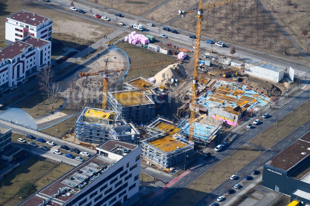 Berlin aus der Vogelperspektive: Baustelle zum Neubau einer Mehrfamilienhaus-Wohnanlage „ Future Living Homes “ im Ortsteil Adlershof - Johannestal in Berlin, Deutschland