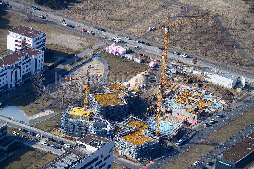 Luftbild Berlin - Baustelle zum Neubau einer Mehrfamilienhaus-Wohnanlage „ Future Living Homes “ im Ortsteil Adlershof - Johannestal in Berlin, Deutschland