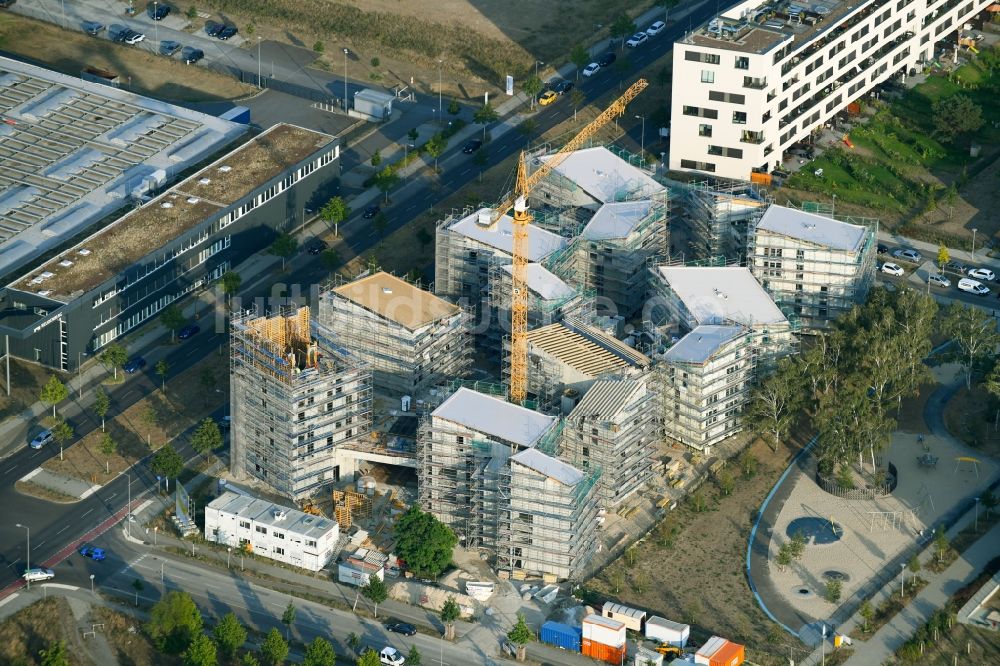 Berlin von oben - Baustelle zum Neubau einer Mehrfamilienhaus-Wohnanlage „ Future Living Homes “ im Ortsteil Adlershof - Johannestal in Berlin, Deutschland