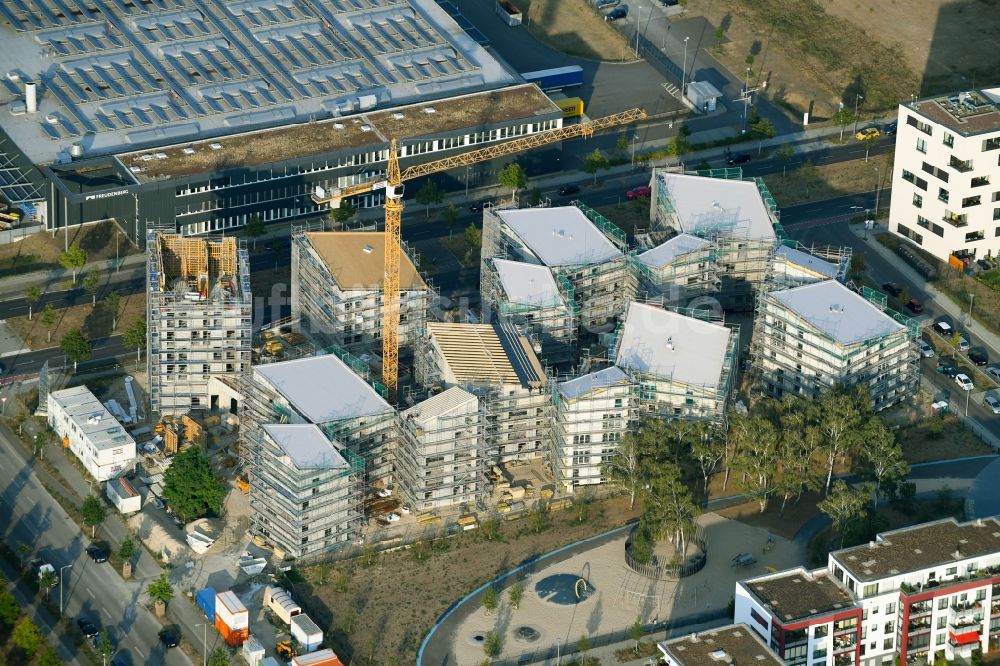 Luftbild Berlin - Baustelle zum Neubau einer Mehrfamilienhaus-Wohnanlage „ Future Living Homes “ im Ortsteil Adlershof - Johannestal in Berlin, Deutschland