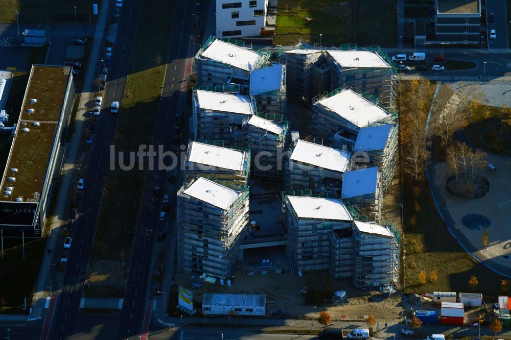 Luftaufnahme Berlin - Baustelle zum Neubau einer Mehrfamilienhaus-Wohnanlage „ Future Living Homes “ im Ortsteil Adlershof - Johannestal in Berlin, Deutschland