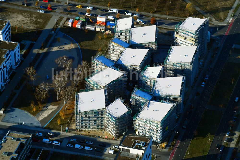 Luftbild Berlin - Baustelle zum Neubau einer Mehrfamilienhaus-Wohnanlage „ Future Living Homes “ im Ortsteil Adlershof - Johannestal in Berlin, Deutschland