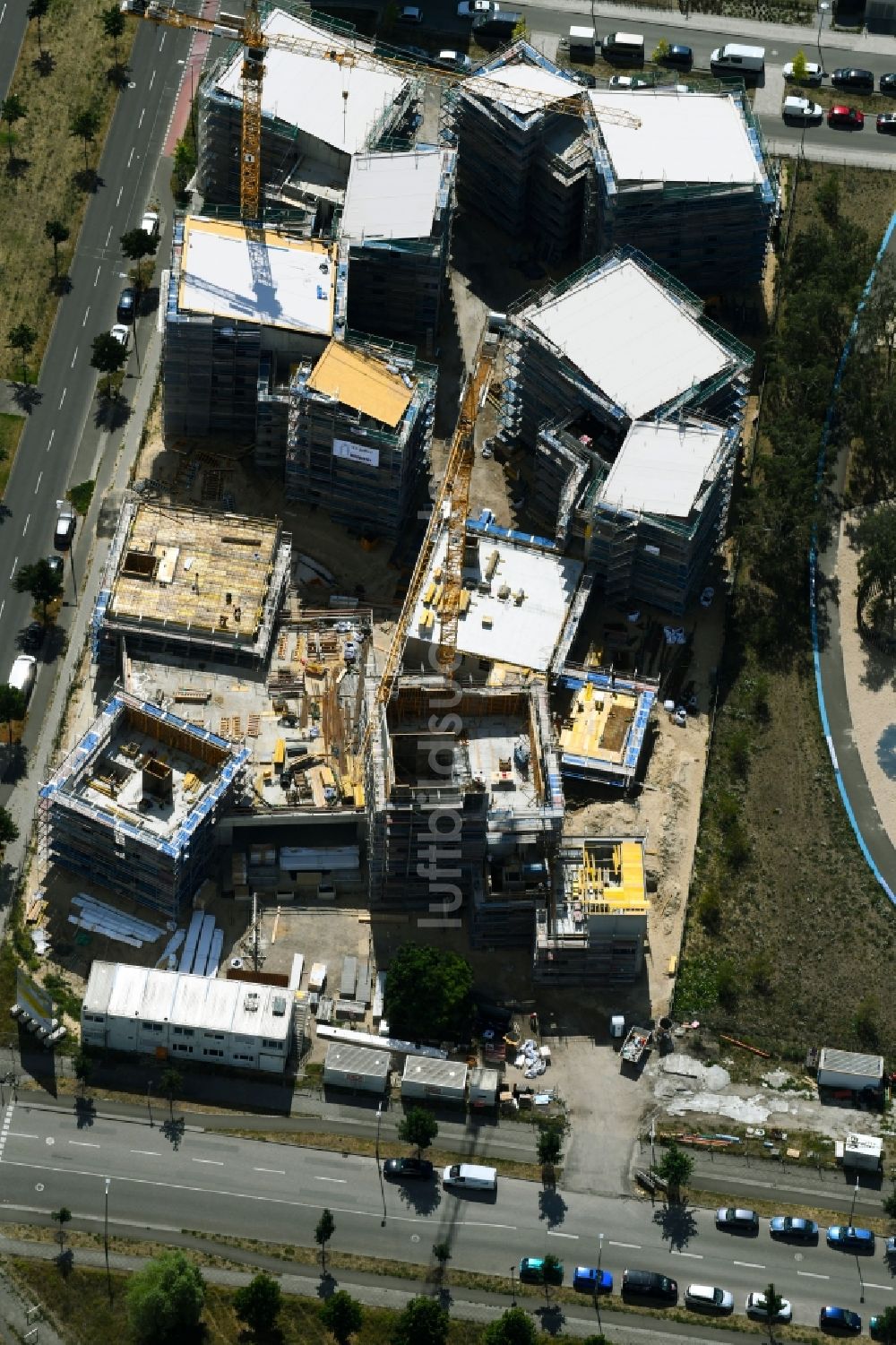 Berlin aus der Vogelperspektive: Baustelle zum Neubau einer Mehrfamilienhaus-Wohnanlage „ Future Living Homes “ im Ortsteil Adlershof - Johannisthal in Berlin, Deutschland