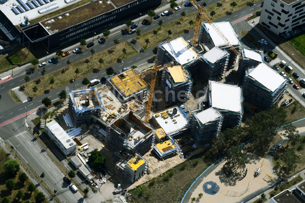 Berlin von oben - Baustelle zum Neubau einer Mehrfamilienhaus-Wohnanlage „ Future Living Homes “ im Ortsteil Adlershof - Johannisthal in Berlin, Deutschland