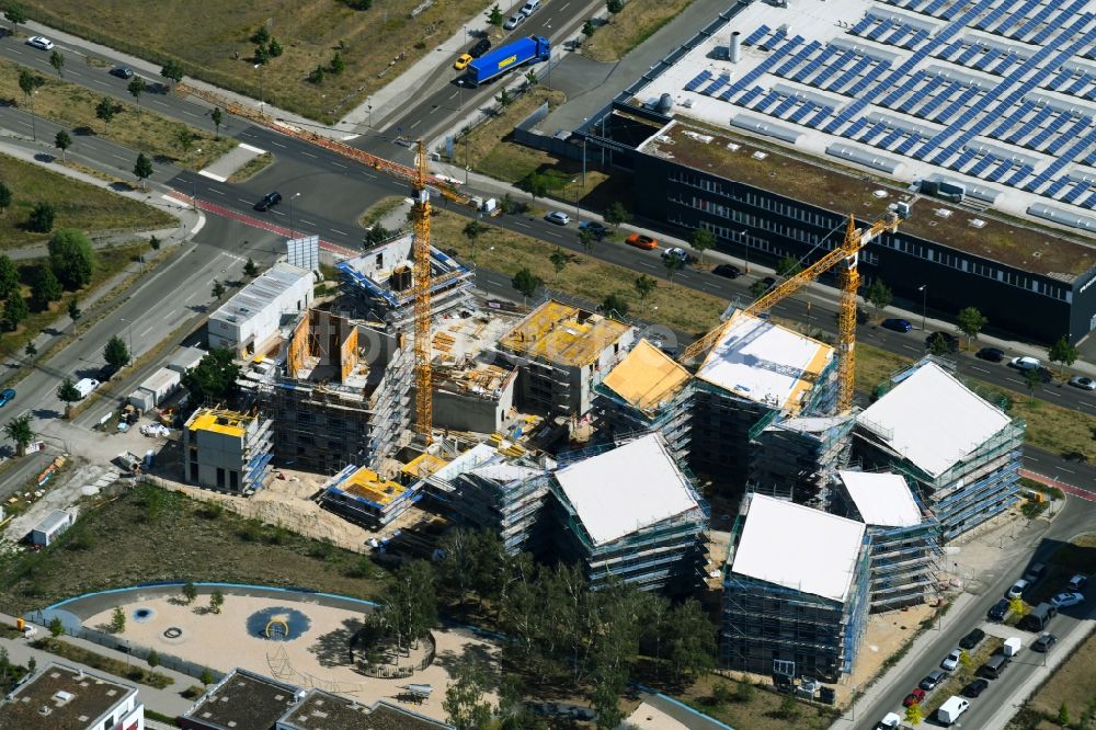 Luftbild Berlin - Baustelle zum Neubau einer Mehrfamilienhaus-Wohnanlage „ Future Living Homes “ im Ortsteil Adlershof - Johannisthal in Berlin, Deutschland