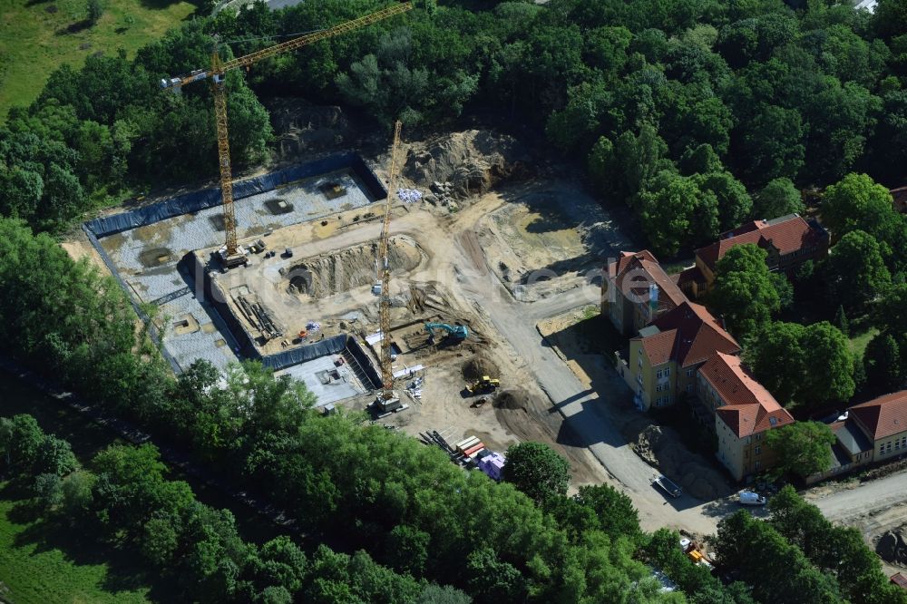 Luftaufnahme Berlin - Baustelle zum Neubau einer Mehrfamilienhaus-Wohnanlage auf dem Gelände der ehemaligen Kinderklinik Lindenhof an der Gotlindestraße im Ortsteil Lichtenberg in Berlin, Deutschland