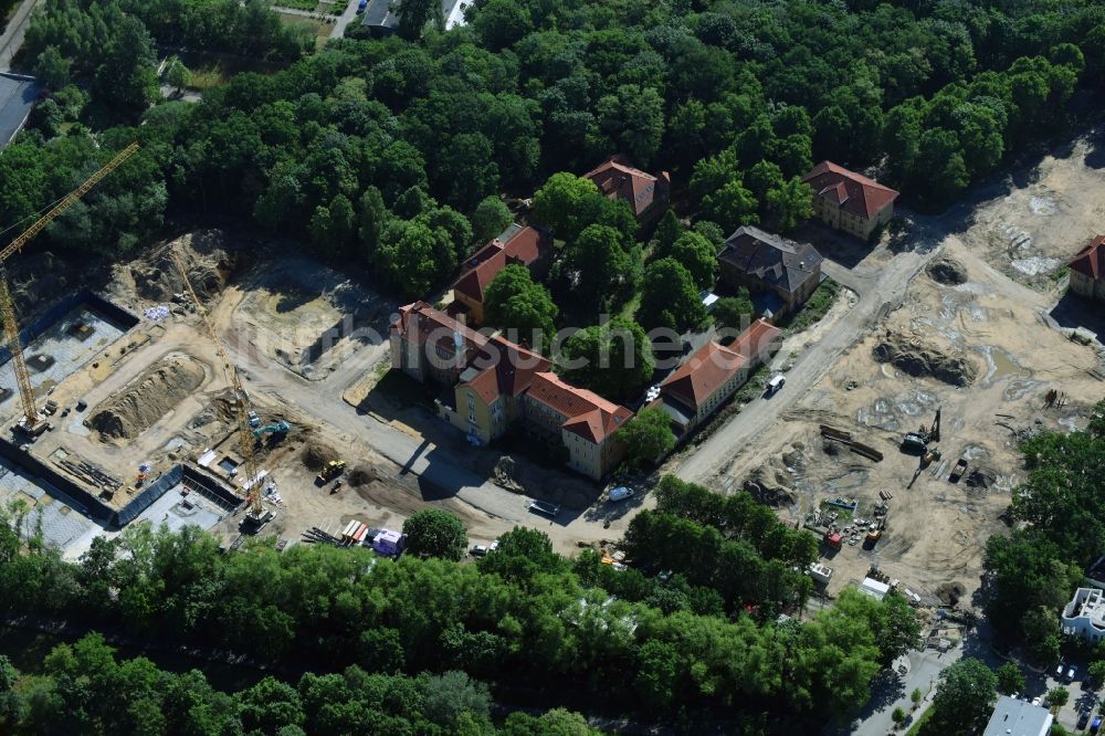 Berlin aus der Vogelperspektive: Baustelle zum Neubau einer Mehrfamilienhaus-Wohnanlage auf dem Gelände der ehemaligen Kinderklinik Lindenhof an der Gotlindestraße im Ortsteil Lichtenberg in Berlin, Deutschland