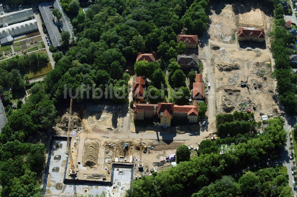 Luftaufnahme Berlin - Baustelle zum Neubau einer Mehrfamilienhaus-Wohnanlage auf dem Gelände der ehemaligen Kinderklinik Lindenhof an der Gotlindestraße im Ortsteil Lichtenberg in Berlin, Deutschland