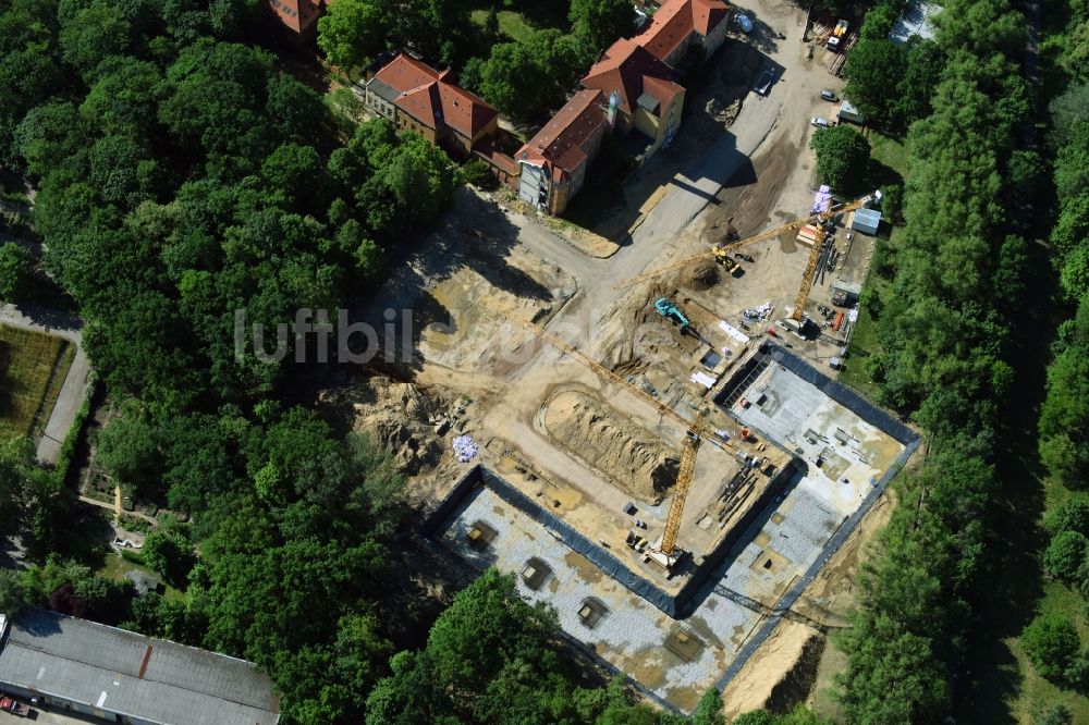 Luftaufnahme Berlin - Baustelle zum Neubau einer Mehrfamilienhaus-Wohnanlage auf dem Gelände der ehemaligen Kinderklinik Lindenhof an der Gotlindestraße im Ortsteil Lichtenberg in Berlin, Deutschland