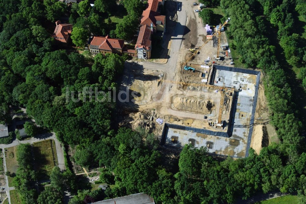 Berlin von oben - Baustelle zum Neubau einer Mehrfamilienhaus-Wohnanlage auf dem Gelände der ehemaligen Kinderklinik Lindenhof an der Gotlindestraße im Ortsteil Lichtenberg in Berlin, Deutschland