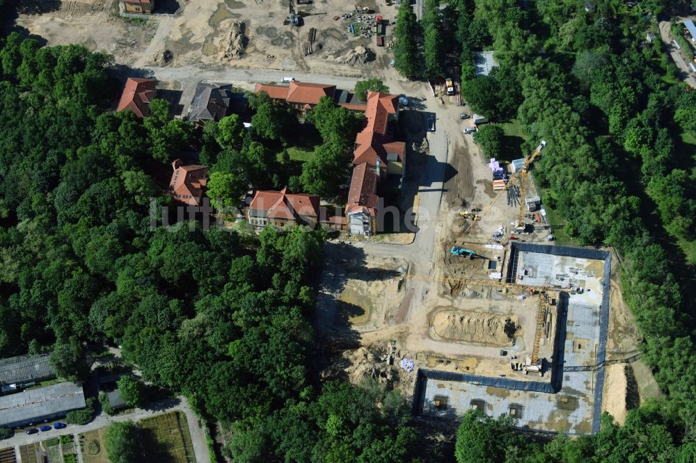 Berlin aus der Vogelperspektive: Baustelle zum Neubau einer Mehrfamilienhaus-Wohnanlage auf dem Gelände der ehemaligen Kinderklinik Lindenhof an der Gotlindestraße im Ortsteil Lichtenberg in Berlin, Deutschland