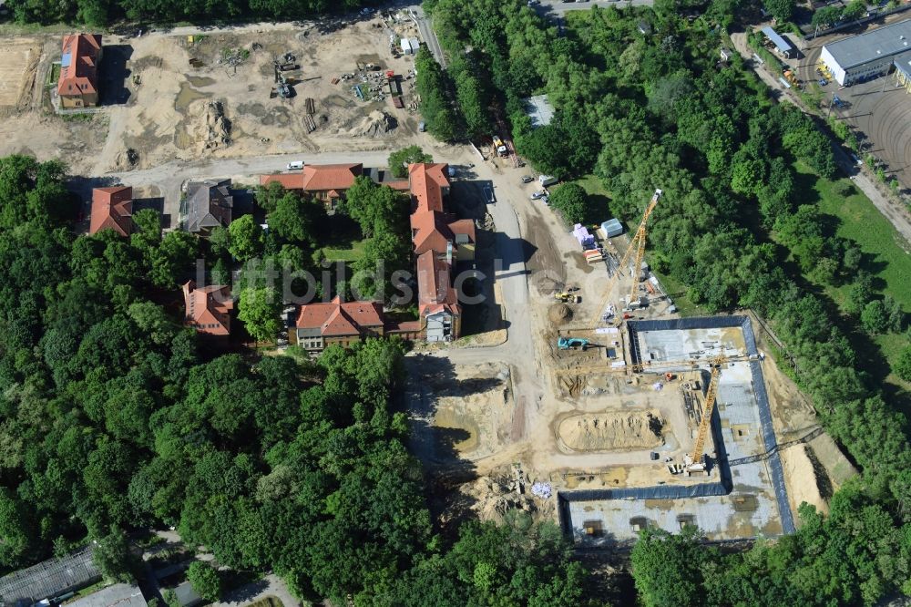 Luftbild Berlin - Baustelle zum Neubau einer Mehrfamilienhaus-Wohnanlage auf dem Gelände der ehemaligen Kinderklinik Lindenhof an der Gotlindestraße im Ortsteil Lichtenberg in Berlin, Deutschland