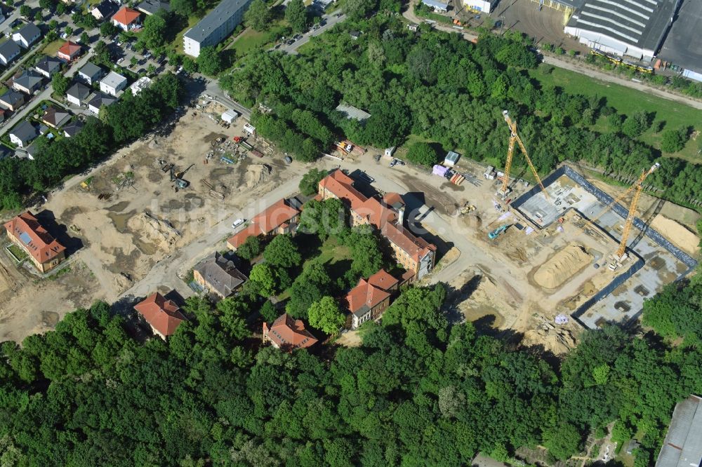 Berlin aus der Vogelperspektive: Baustelle zum Neubau einer Mehrfamilienhaus-Wohnanlage auf dem Gelände der ehemaligen Kinderklinik Lindenhof an der Gotlindestraße im Ortsteil Lichtenberg in Berlin, Deutschland