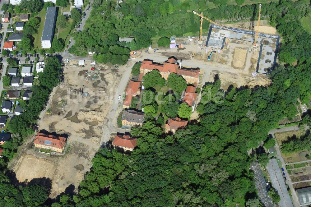 Luftbild Berlin - Baustelle zum Neubau einer Mehrfamilienhaus-Wohnanlage auf dem Gelände der ehemaligen Kinderklinik Lindenhof an der Gotlindestraße im Ortsteil Lichtenberg in Berlin, Deutschland