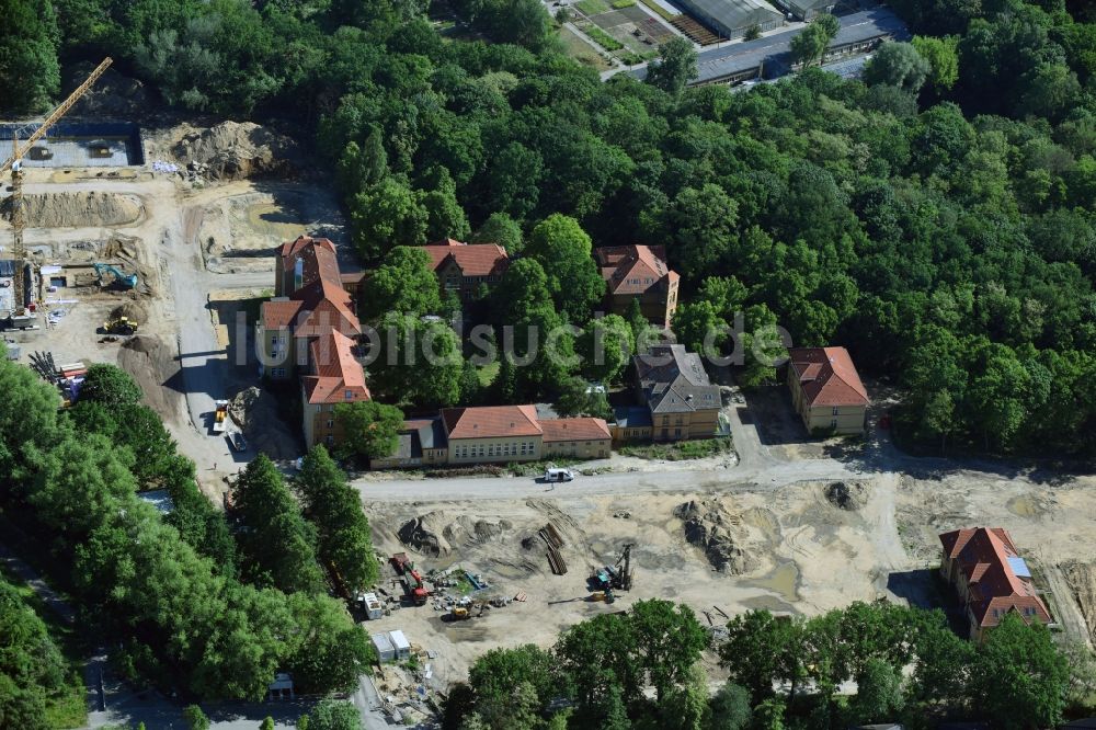 Luftaufnahme Berlin - Baustelle zum Neubau einer Mehrfamilienhaus-Wohnanlage auf dem Gelände der ehemaligen Kinderklinik Lindenhof an der Gotlindestraße im Ortsteil Lichtenberg in Berlin, Deutschland