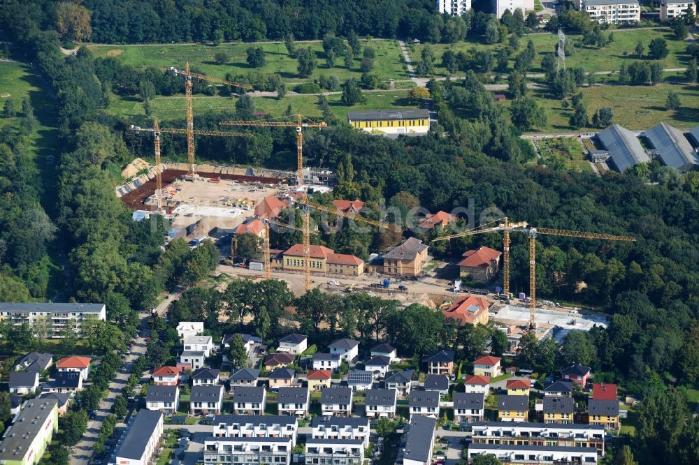 Luftaufnahme Berlin - Baustelle zum Neubau einer Mehrfamilienhaus-Wohnanlage auf dem Gelände der ehemaligen Kinderklinik Lindenhof an der Gotlindestraße im Ortsteil Lichtenberg in Berlin, Deutschland