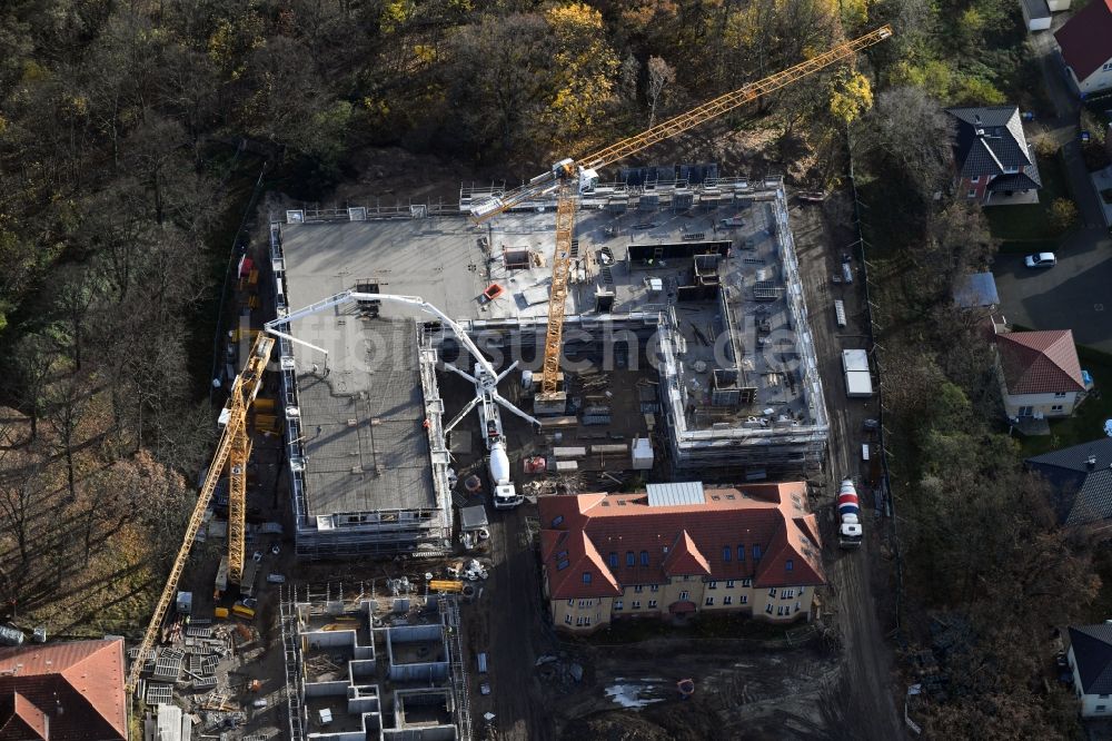 Luftaufnahme Berlin - Baustelle zum Neubau einer Mehrfamilienhaus-Wohnanlage auf dem Gelände der ehemaligen Kinderklinik Lindenhof an der Gotlindestraße im Ortsteil Lichtenberg in Berlin, Deutschland