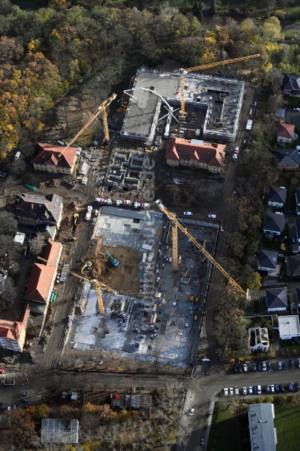 Berlin von oben - Baustelle zum Neubau einer Mehrfamilienhaus-Wohnanlage auf dem Gelände der ehemaligen Kinderklinik Lindenhof an der Gotlindestraße im Ortsteil Lichtenberg in Berlin, Deutschland