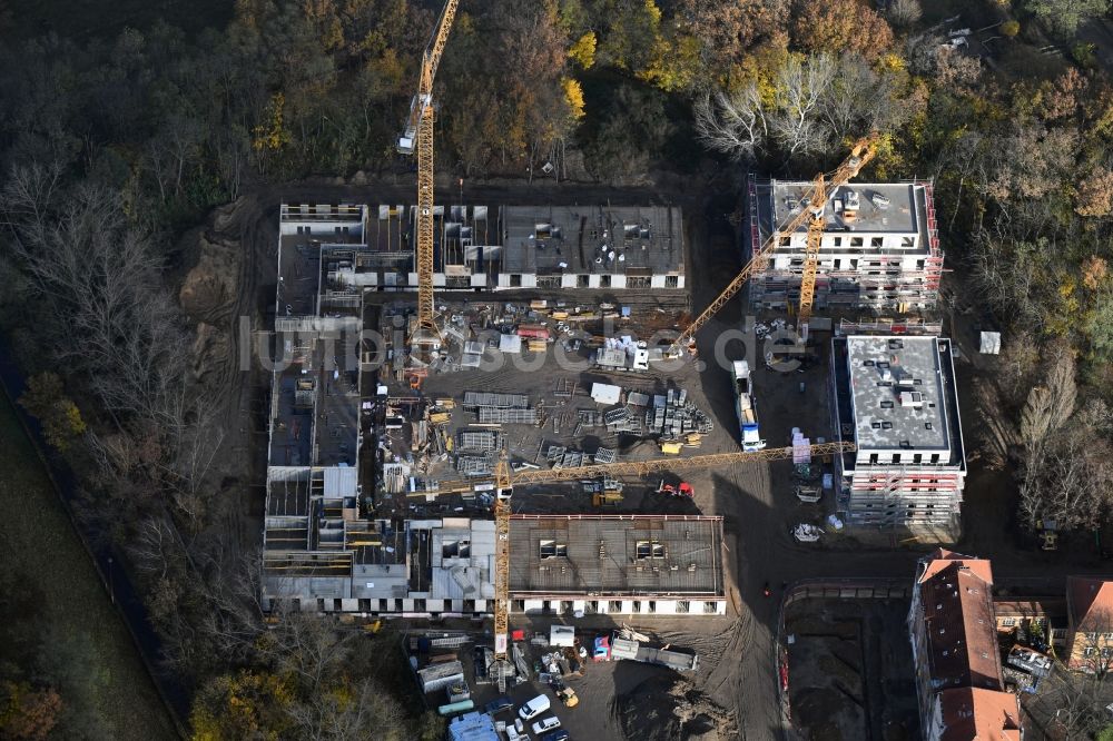 Berlin aus der Vogelperspektive: Baustelle zum Neubau einer Mehrfamilienhaus-Wohnanlage auf dem Gelände der ehemaligen Kinderklinik Lindenhof an der Gotlindestraße im Ortsteil Lichtenberg in Berlin, Deutschland