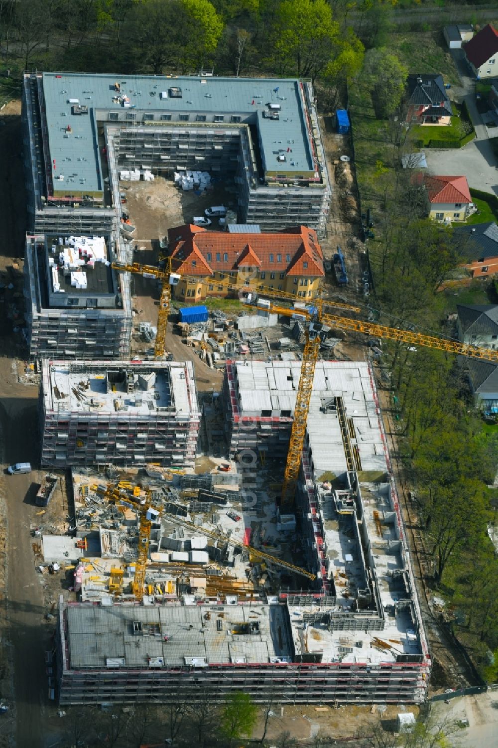 Luftaufnahme Berlin - Baustelle zum Neubau einer Mehrfamilienhaus-Wohnanlage auf dem Gelände der ehemaligen Kinderklinik Lindenhof an der Gotlindestraße im Ortsteil Lichtenberg in Berlin, Deutschland