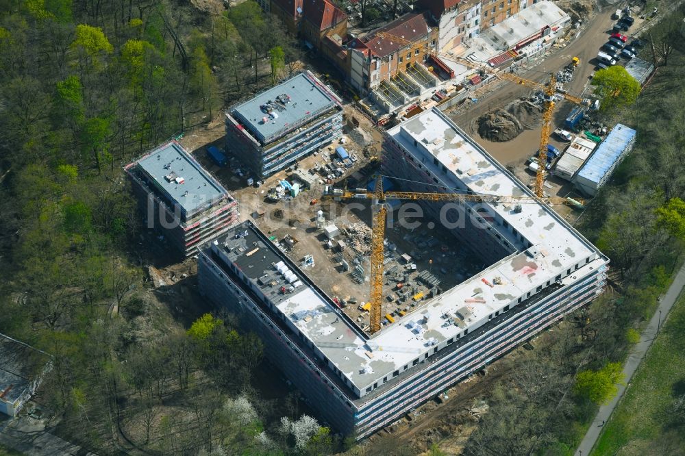 Luftaufnahme Berlin - Baustelle zum Neubau einer Mehrfamilienhaus-Wohnanlage auf dem Gelände der ehemaligen Kinderklinik Lindenhof an der Gotlindestraße im Ortsteil Lichtenberg in Berlin, Deutschland