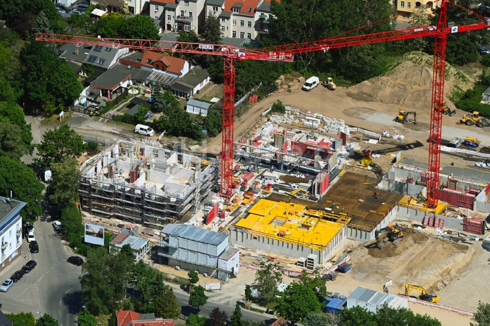 Berlin von oben - Baustelle zum Neubau einer Mehrfamilienhaus-Wohnanlage Germanenstraße - Grünauer Straße in Berlin, Deutschland